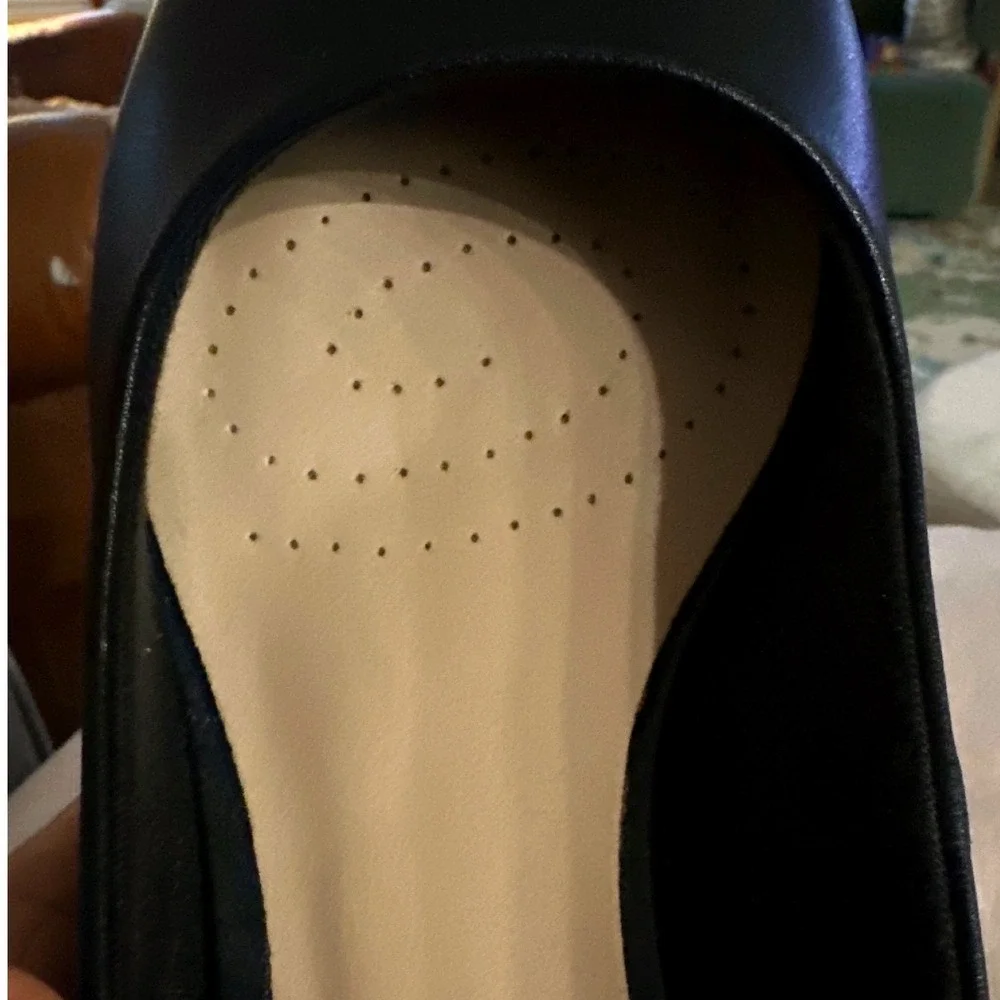 Clarks Teresa Step Black Leather Pointed-Toe Pumps — Women's 11M Never Worn